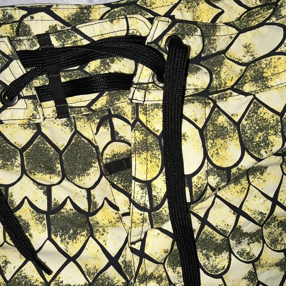 Patagonia Wavefarer Boardshorts Men's Size 34 Drawstring Yellow‎ Reptile Print - Picture 3 of 7